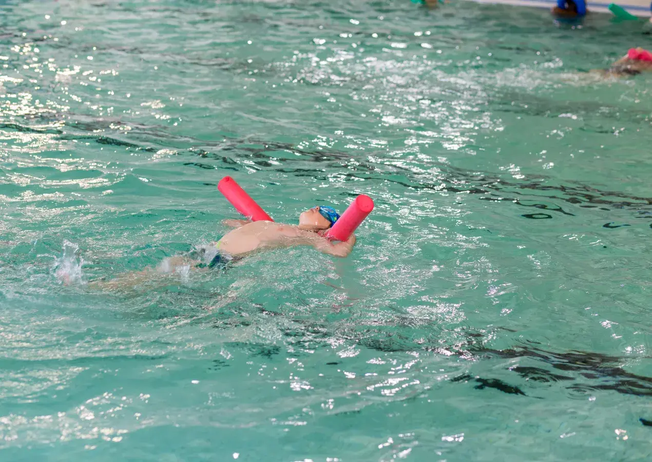 un enfant nageant sur le dos