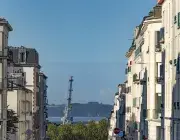 Rue avec des immeubles avec vue sur la mer