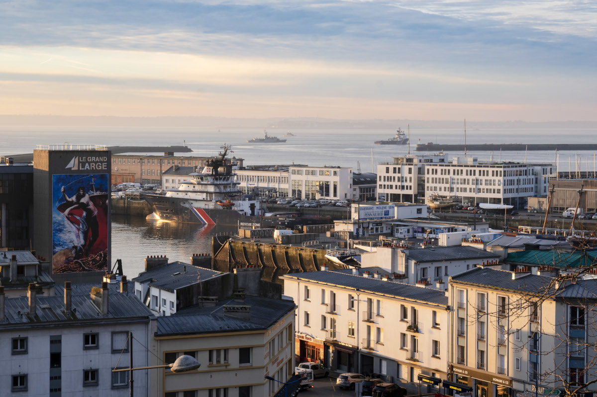 Vue sur les immeubles du port de commerce, le Grand Large, vers la rade