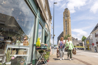 deux femmes devant l'église de Guipavas, à proximité d'une vitrine