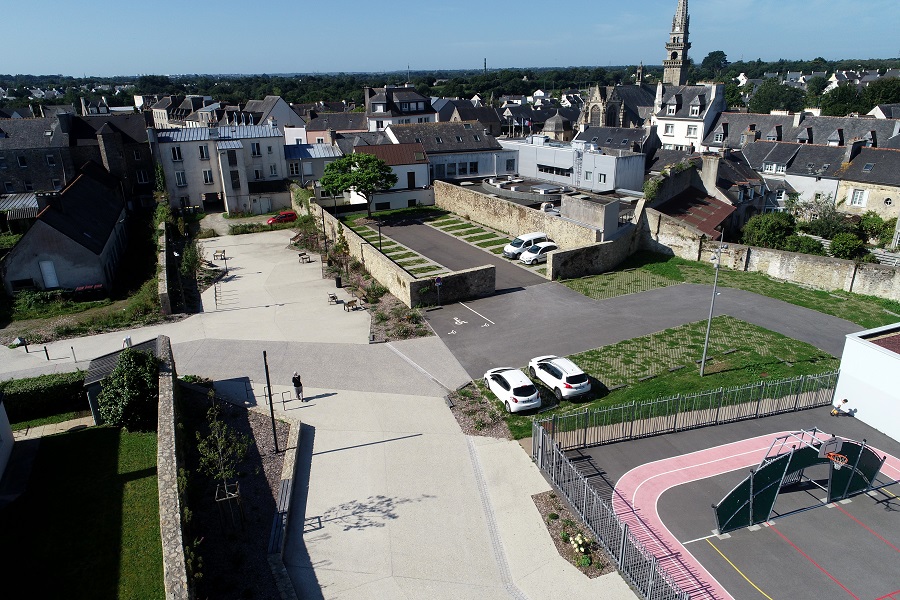 vue du dessus d'une église, un parking et une voie routière
