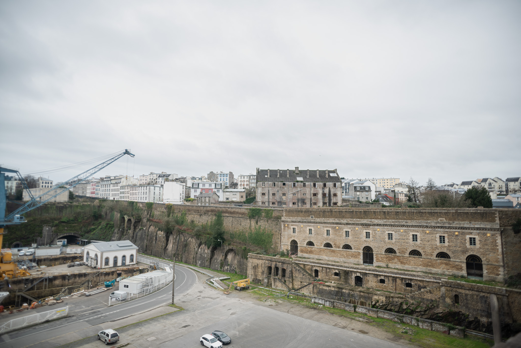 vue de la prison de Pontaniou avec le bâtiment au Lion au premier plan