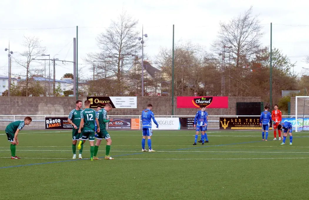 Des joueurs de foot sur un terrain.