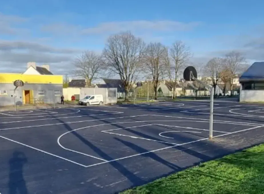 Un terrain de basket en extérieur.