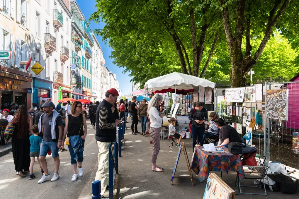 Des gens déambulent dans une petite rue.