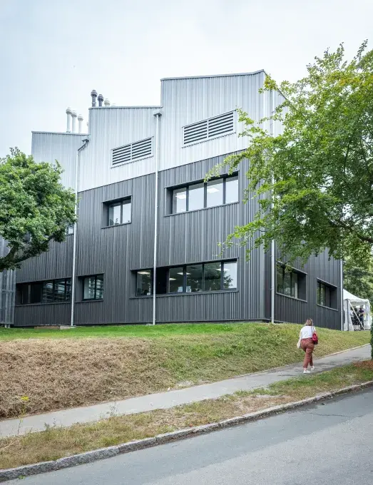 Vue extérieure d'un bâtiment.