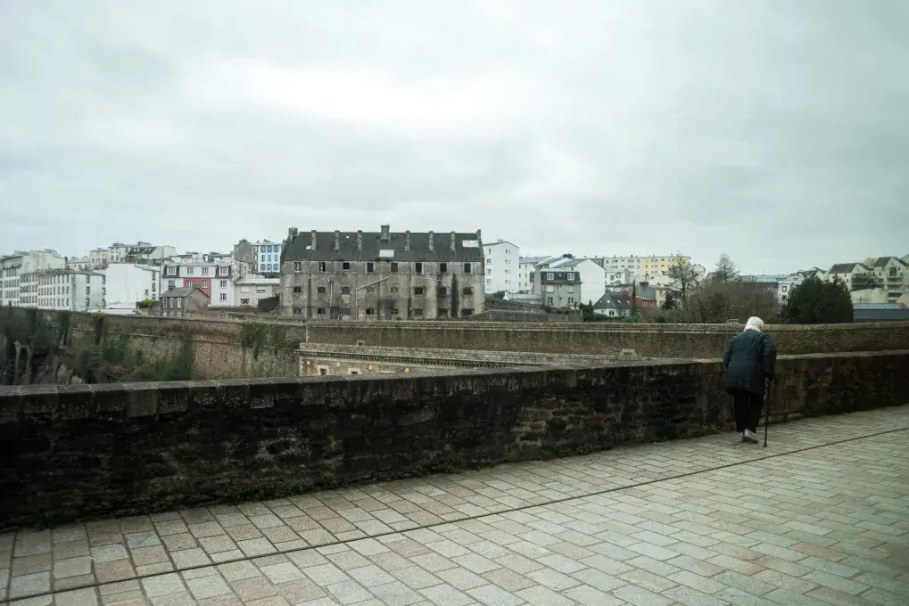 Vue sur la prison de Pontaniou, à partir des ateliers des Capucins