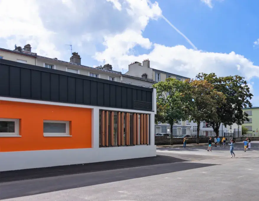 Vue extérieure d'un bâtiment scolaire.