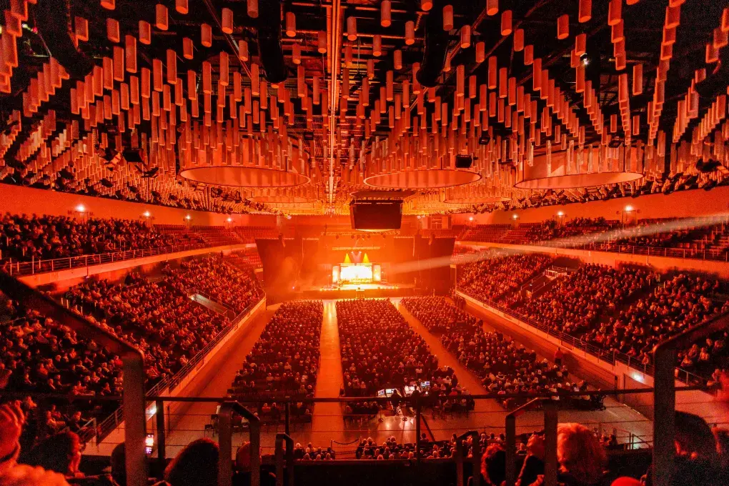 Une salle de spectacle remplie de lumières.