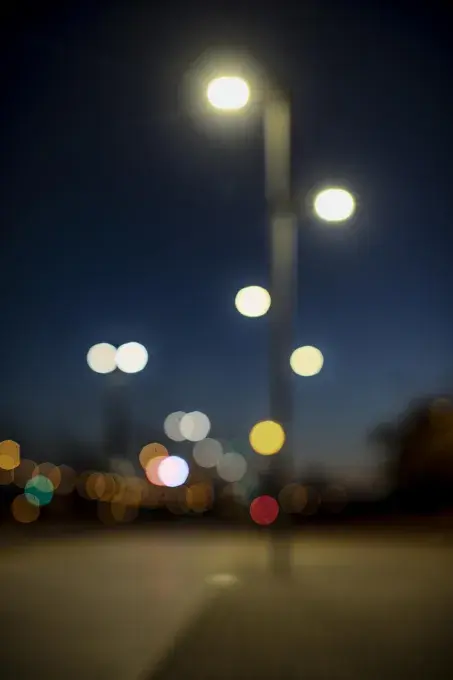 Vue de nuit d'un quartier.