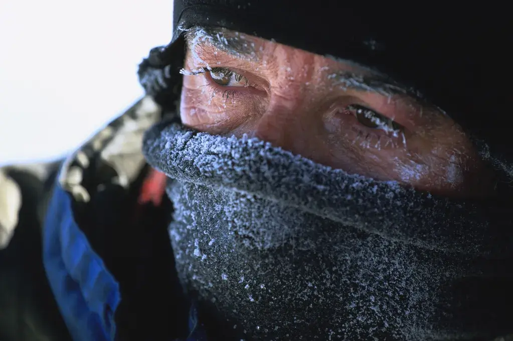 Gros plan sur le visage glacé d'un homme.