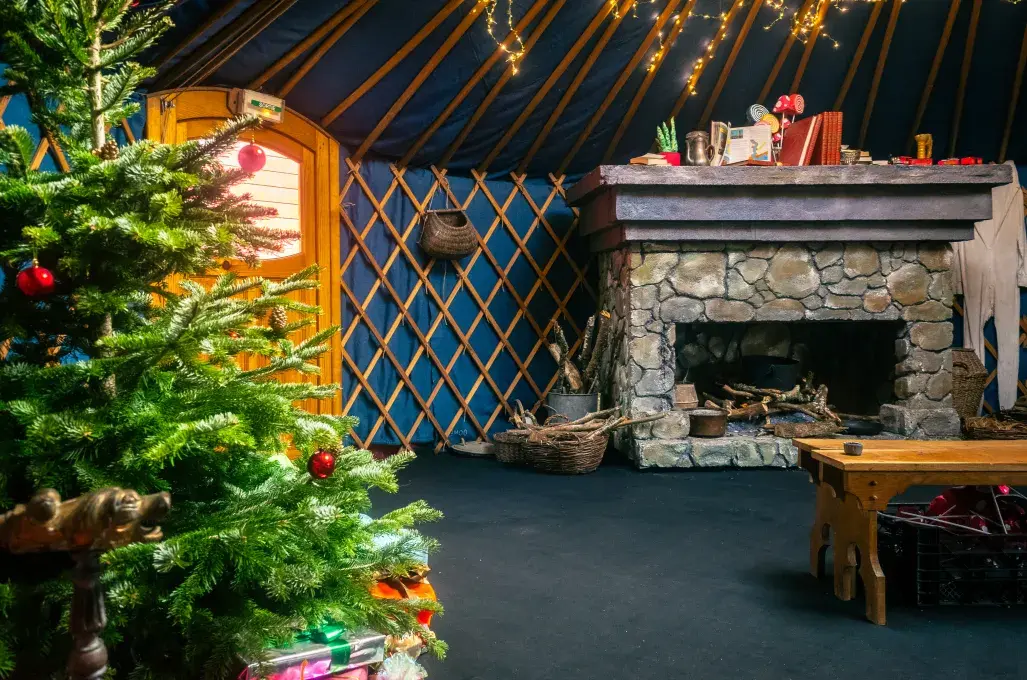 L'intérieur d'une  cabane décorée.