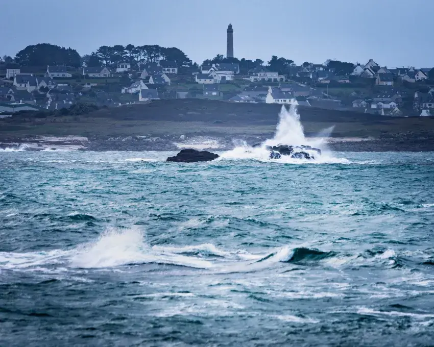 Une mer déchaînée sur les côtes.