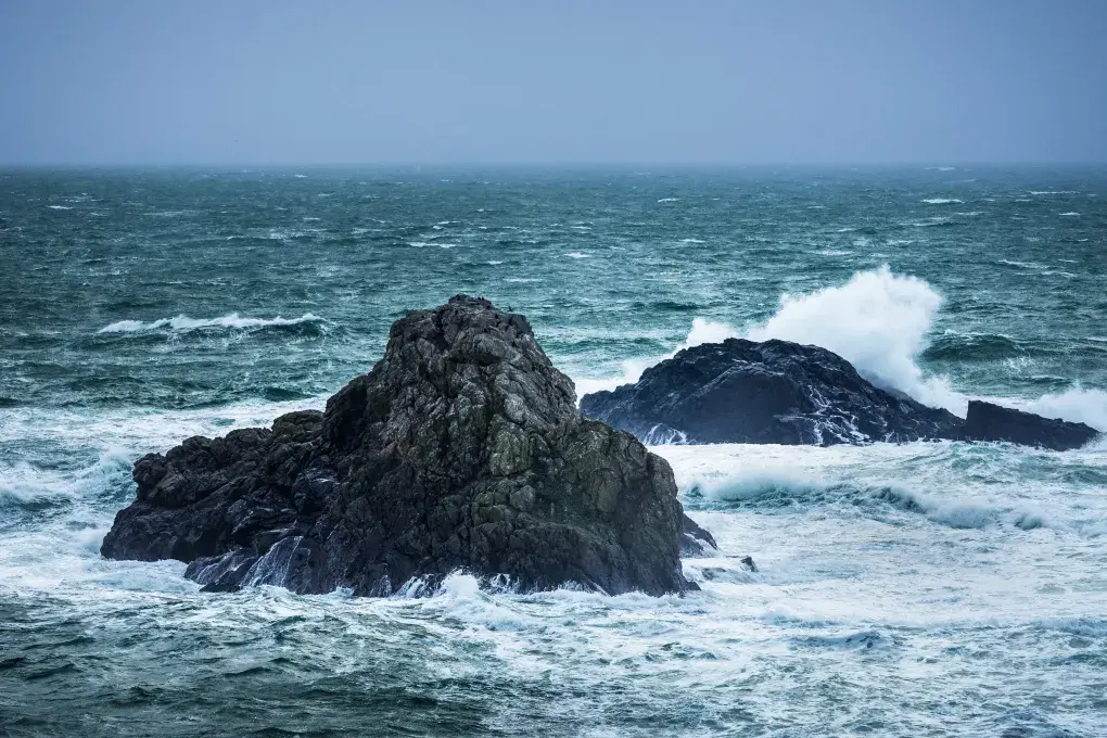 Des vagues sur des rochers.