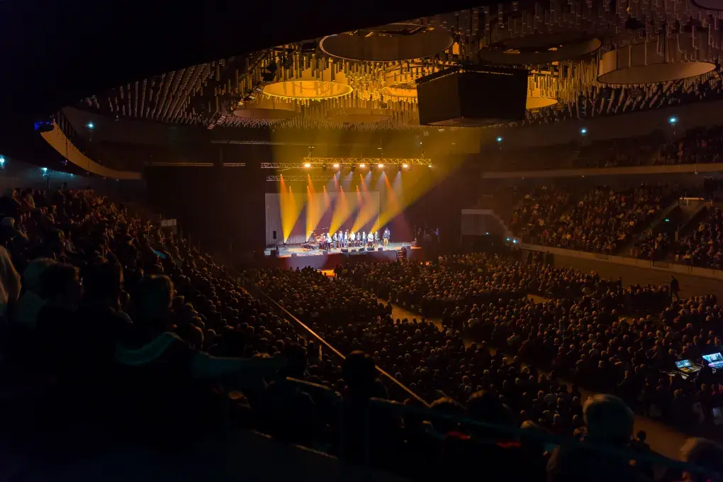 Une salle de spectacles remplie de monde.