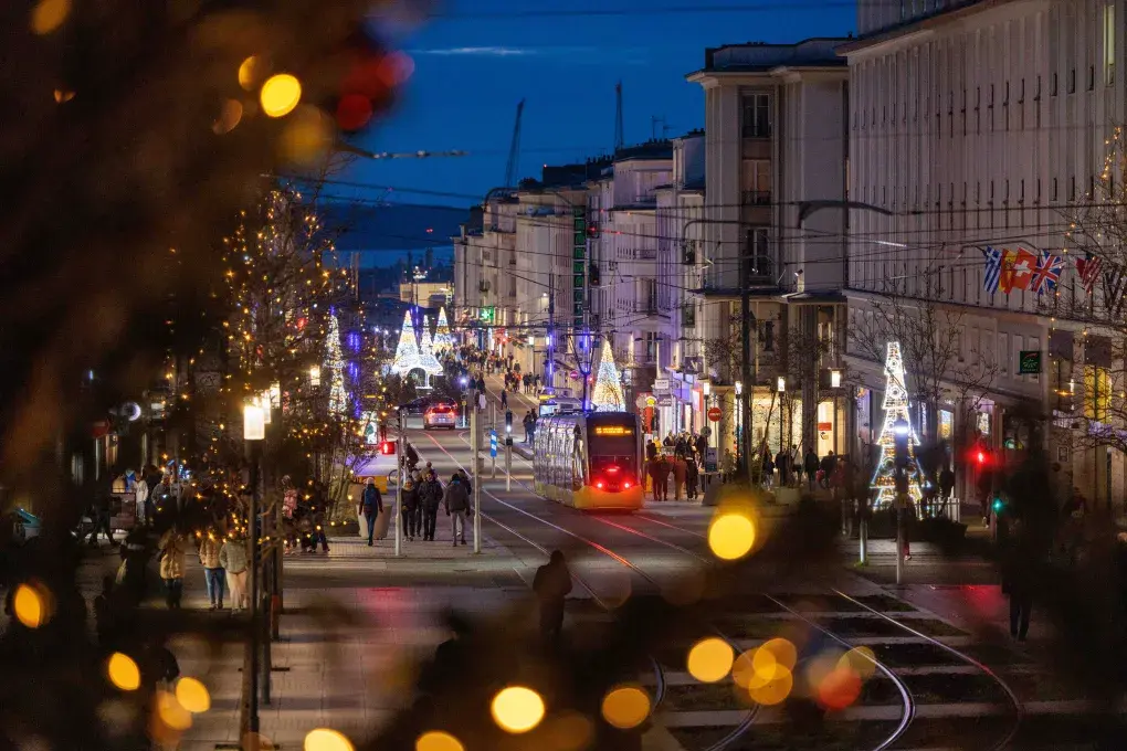 Une ville illuminée à Noël.