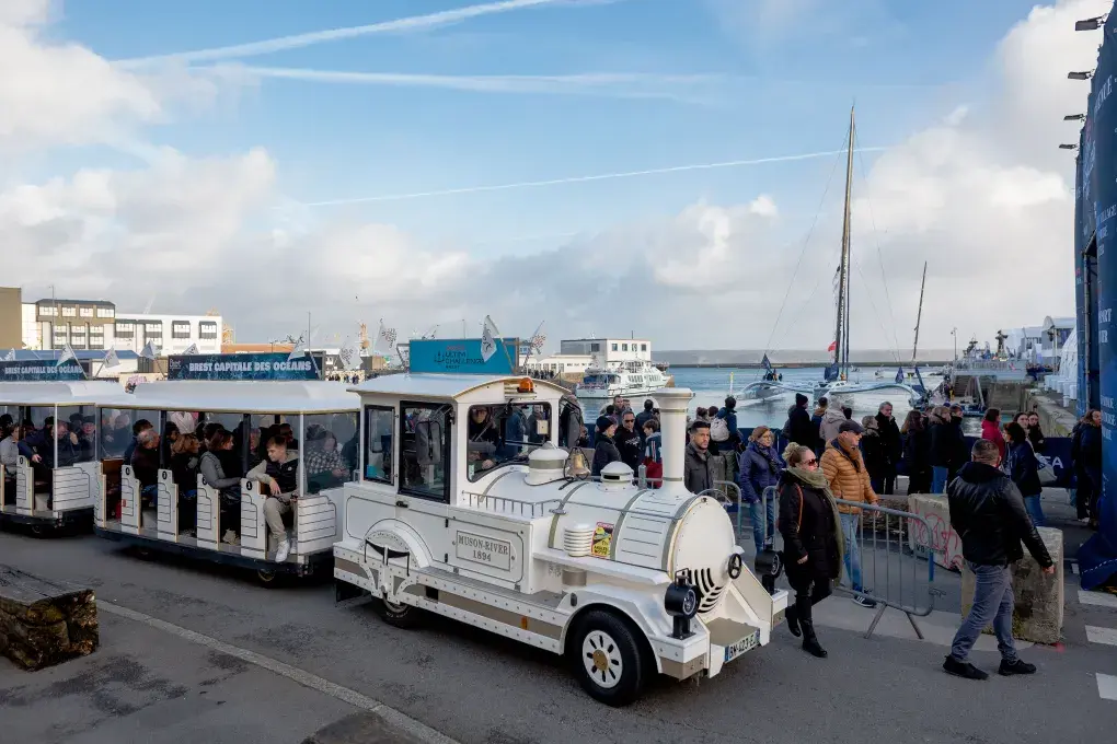 Petit train arrivant au le village de l'Arkea Ultim Challenge