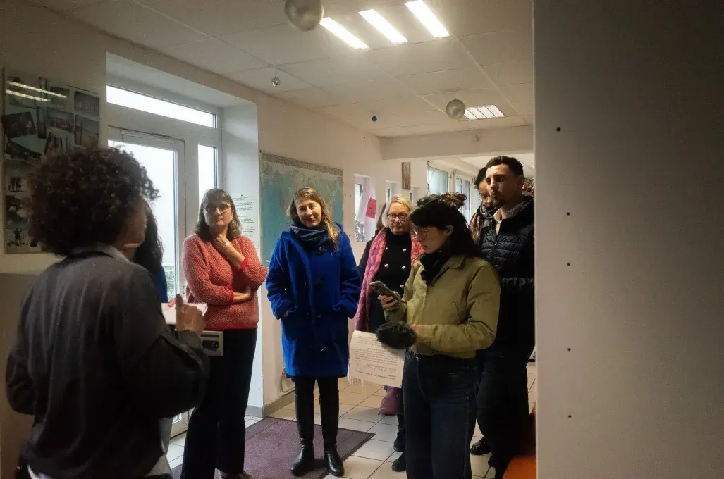 Plusieurs personnes dans une salle.