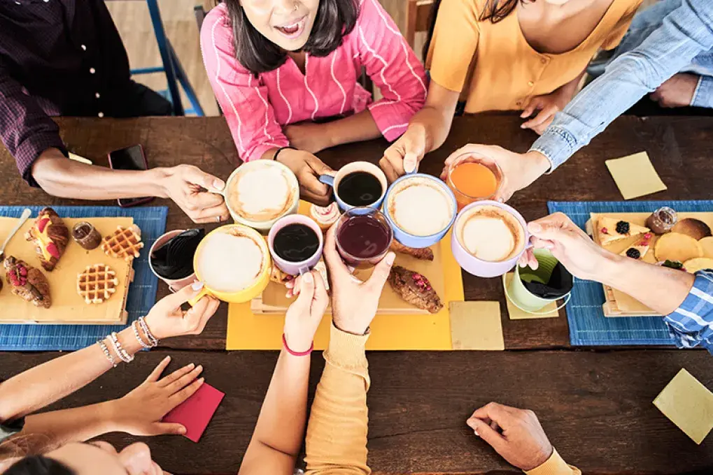 des personnes buvant un café 