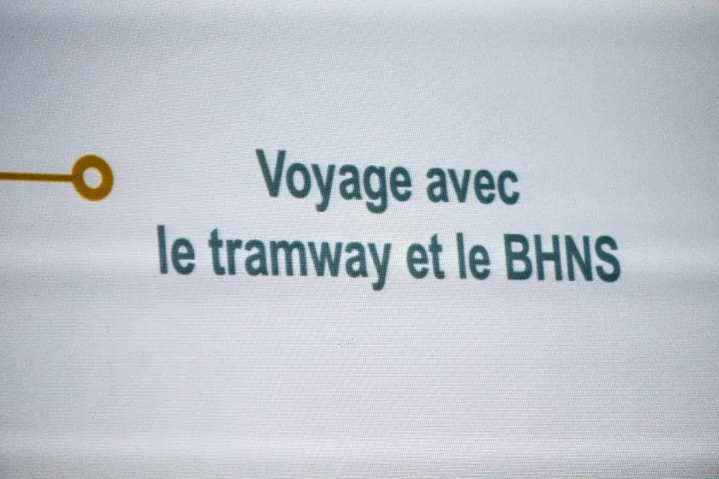 Un panneau d'affichage parlant du tramway.