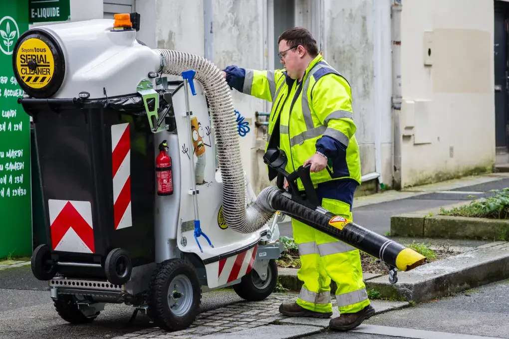 Un homme manipule un engin.