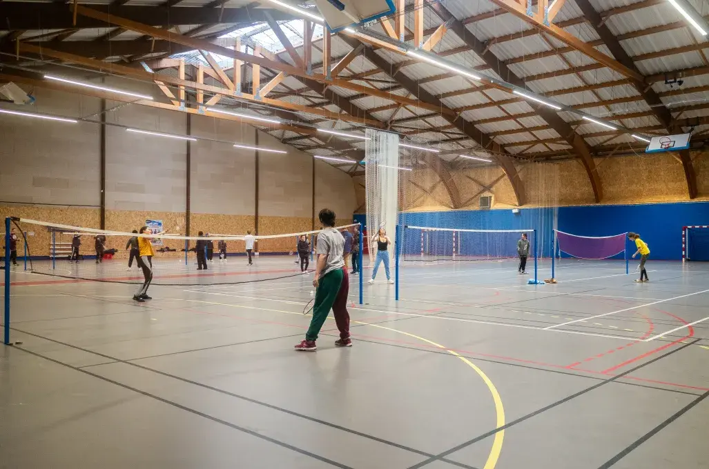 Des jeunes jouent au volley.