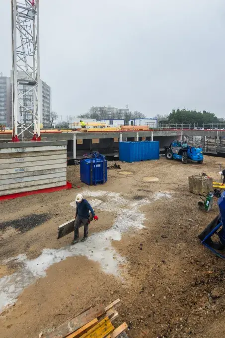 Vue d'un chantier avec des ouvriers. 