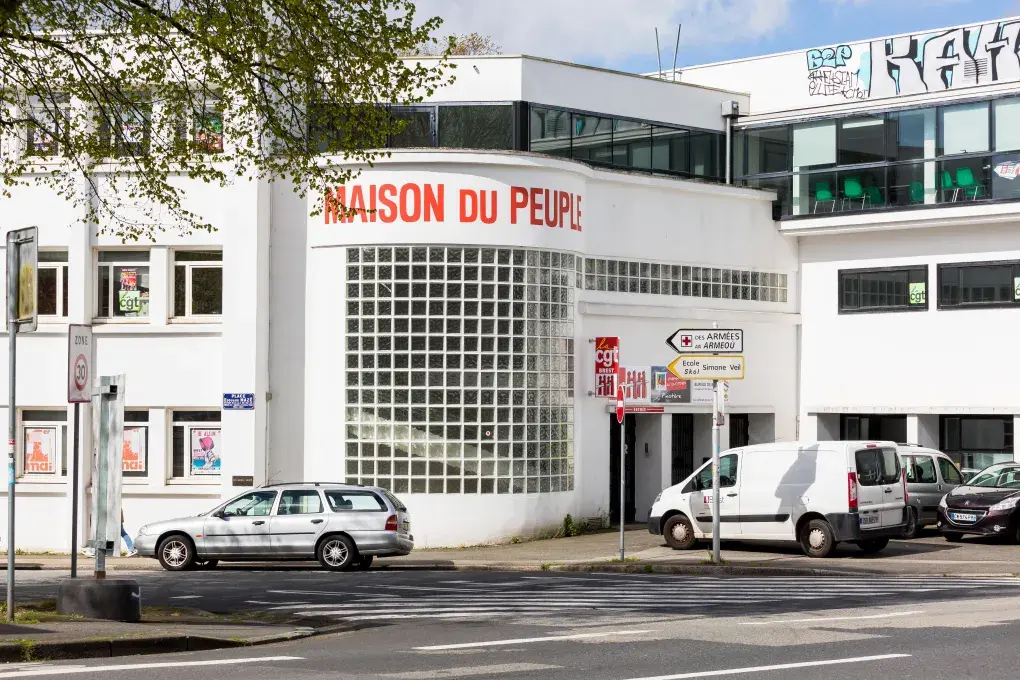 Image de l'extérieur de la Maison du peuple à Brest. 