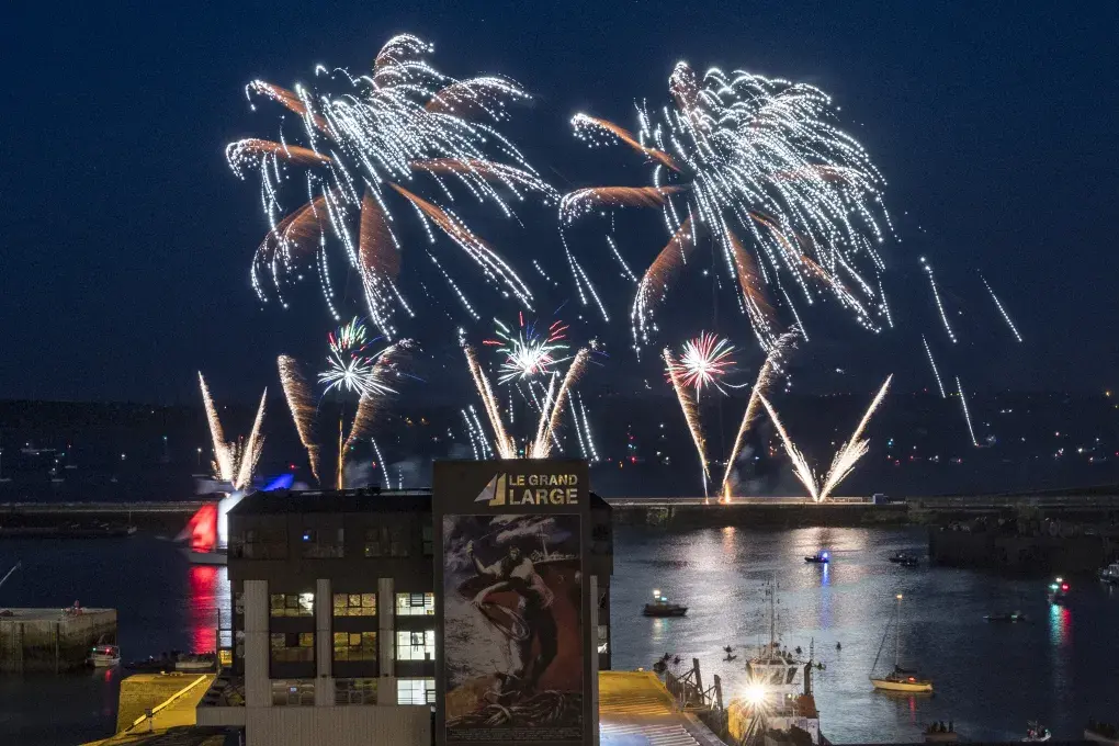 Un feu d'artifice au-dessus de la mer.