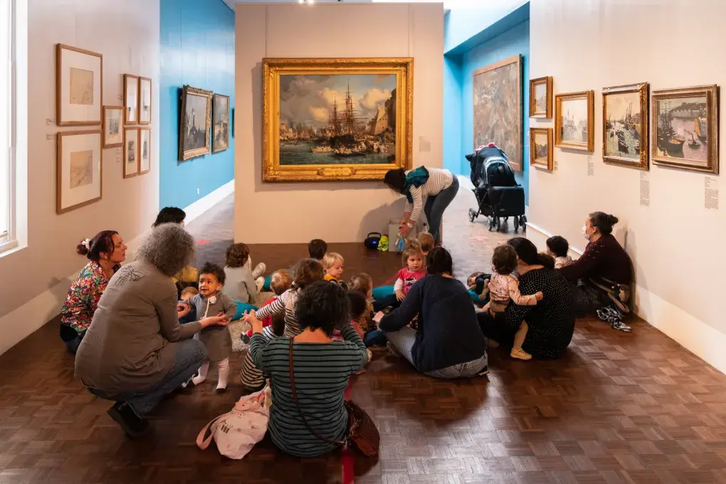 Des enfants visitent un musée.