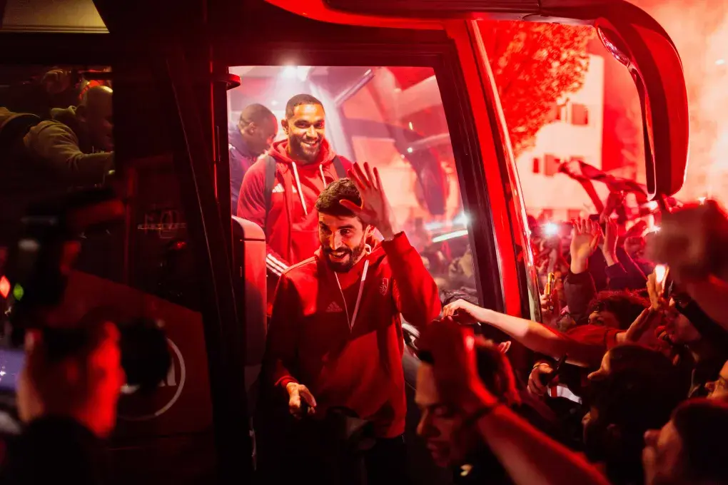 Des joueurs acclamés par des supporters.