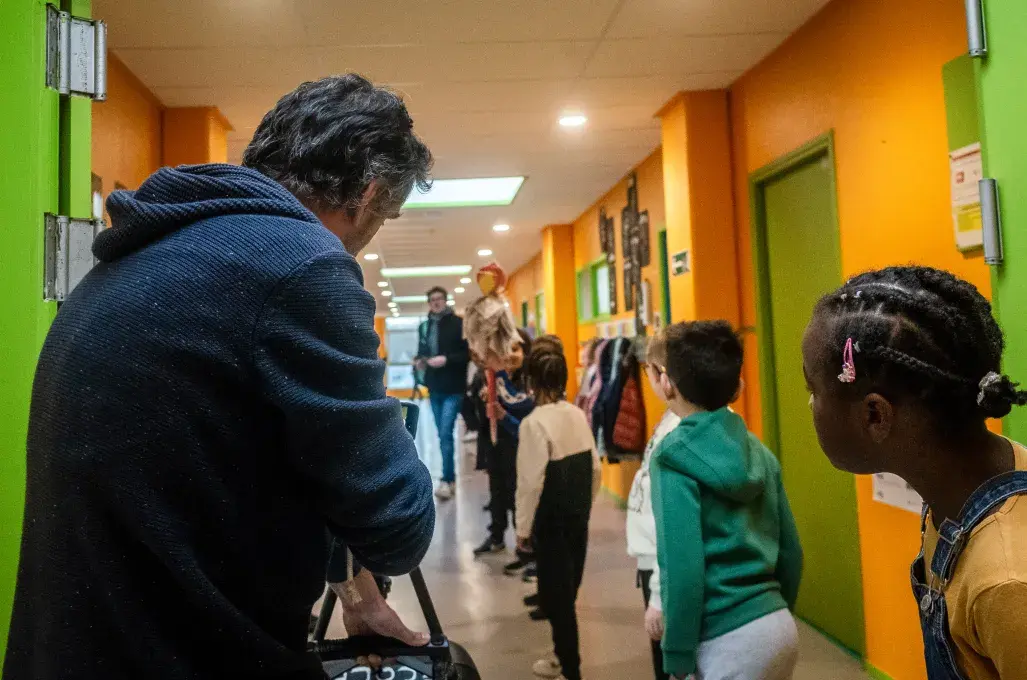 Des enfants dans un couloir d'école.