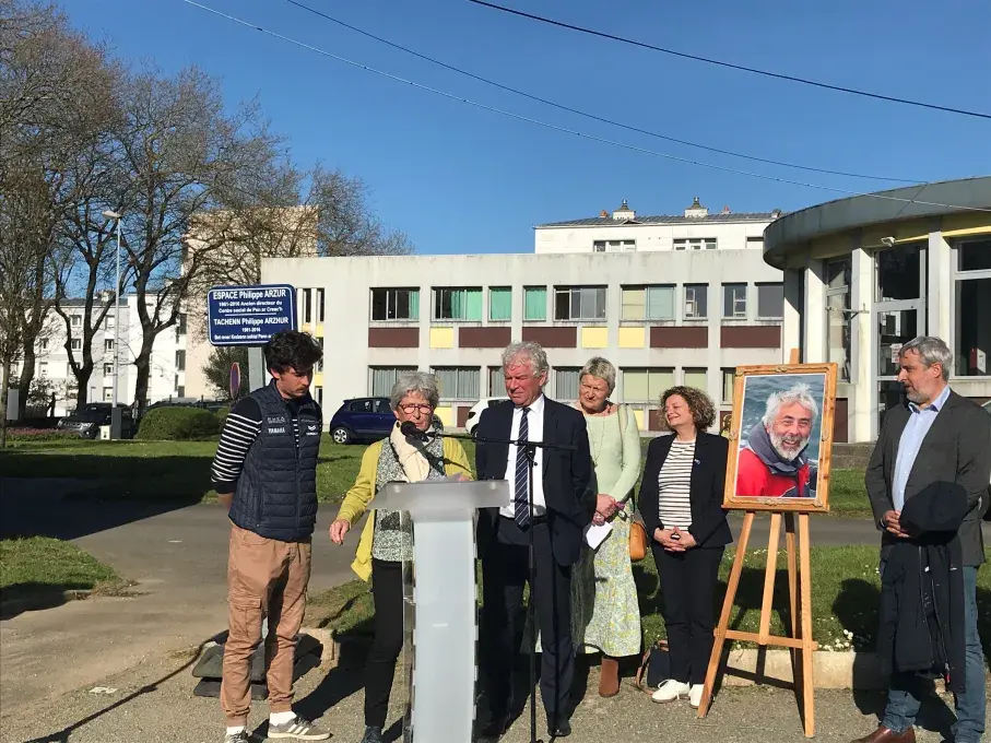 Deux hommes dévoilent une plaque au nom de Philippe Arzur