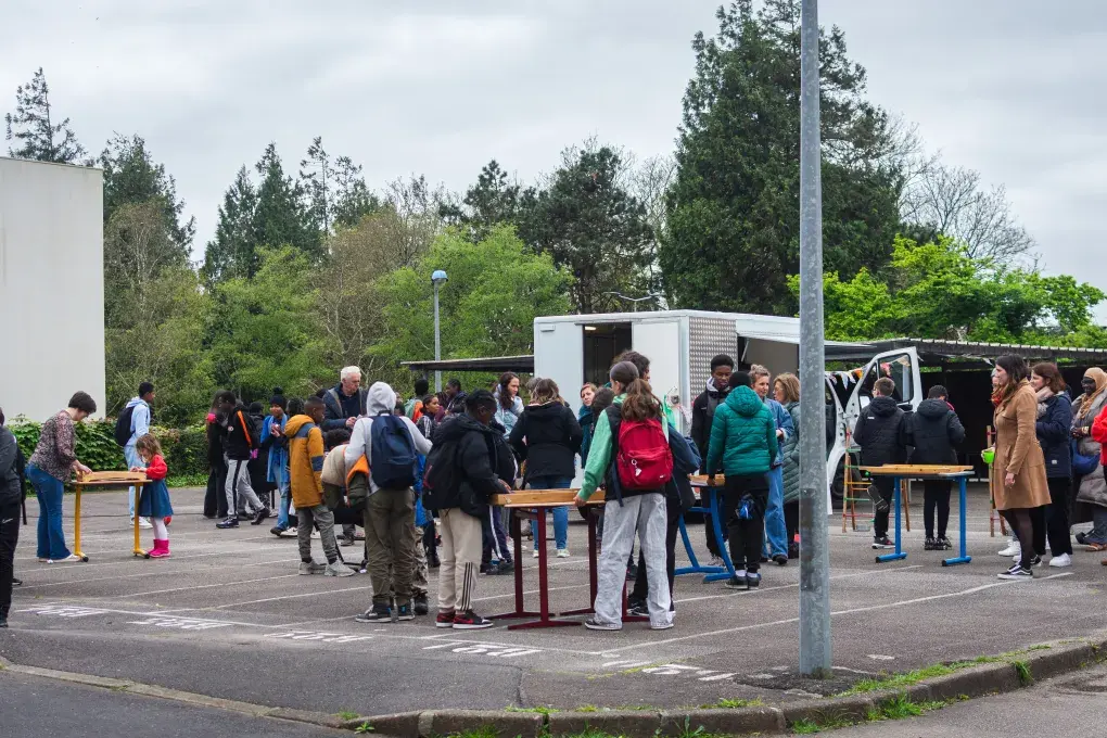 Des enfants dans un collège.