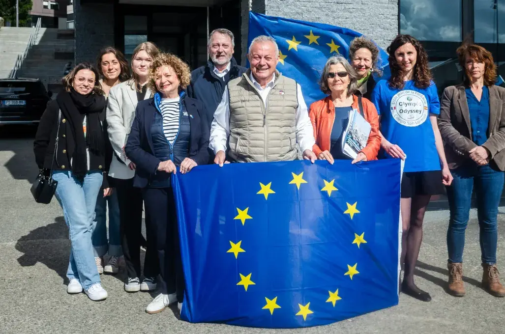 Plusieurs personnes tiennent le drapeau européen.