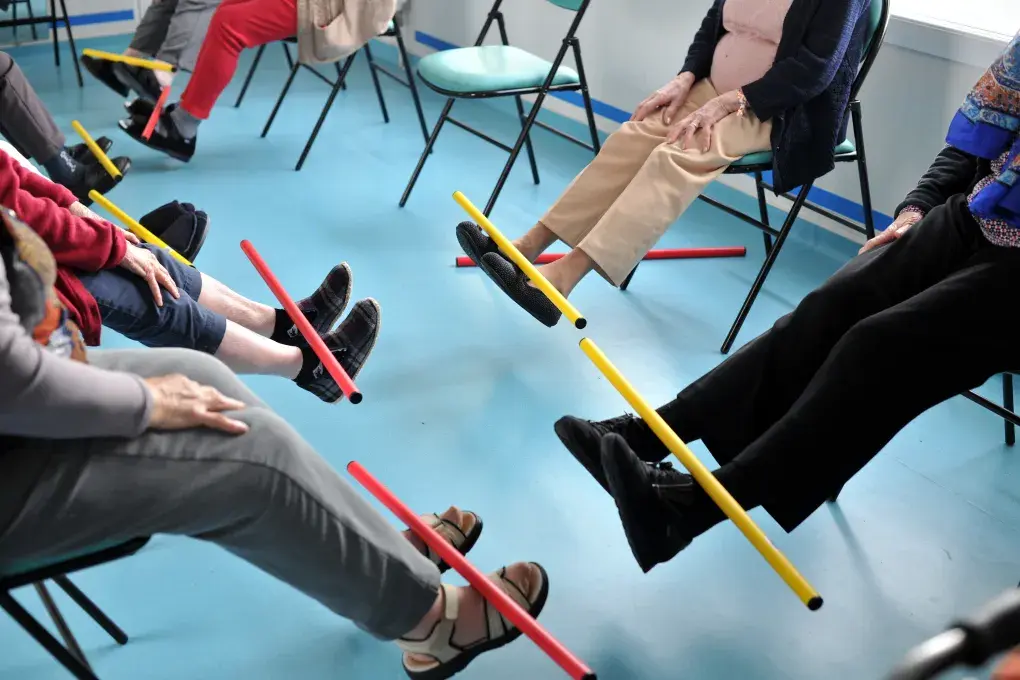 Des personnes âgées font de l'exercice.