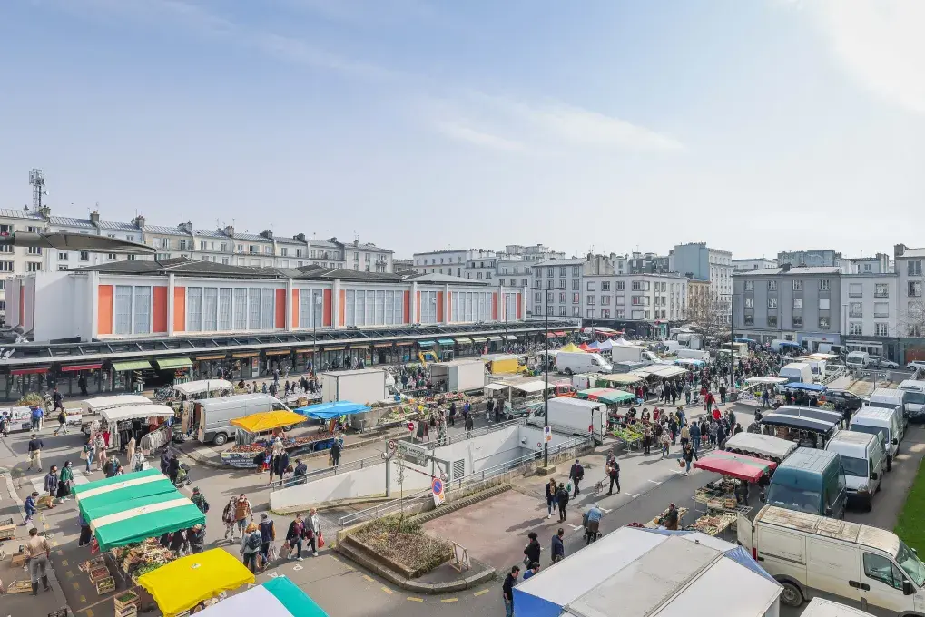 Un marché sous le soleil. 