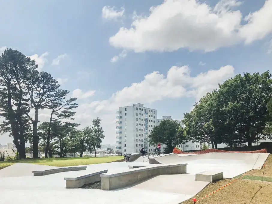 Photo d'un skatepark en extérieur. 