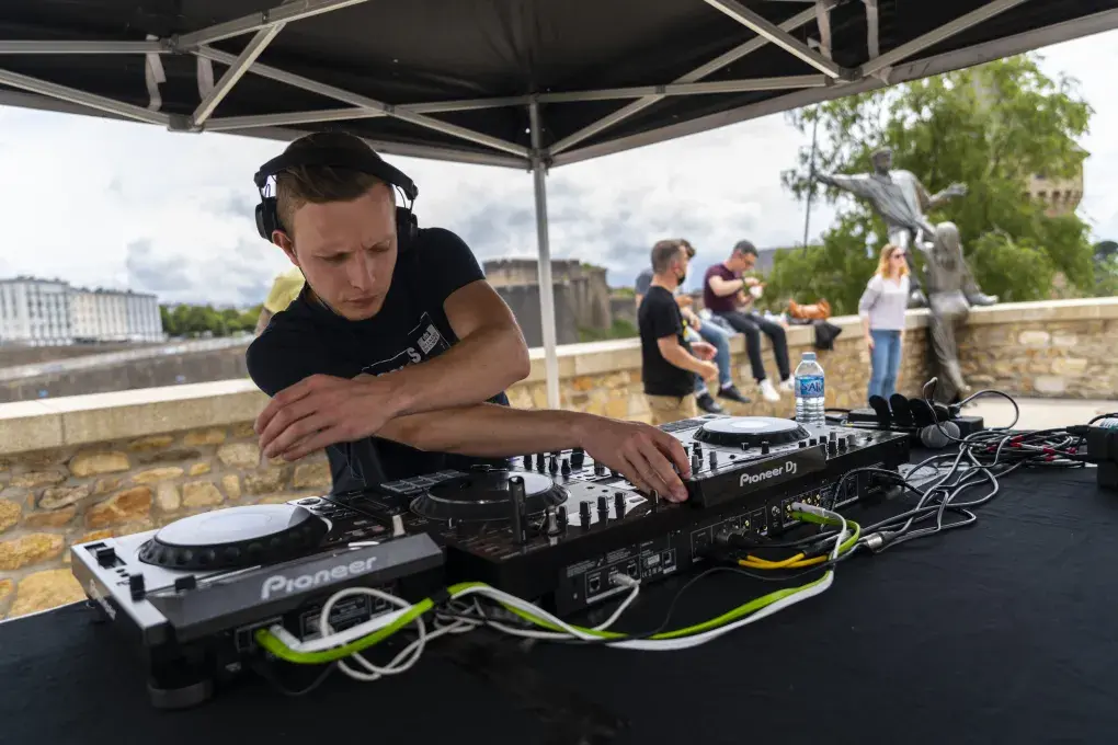 Une homme mixe sur des platines.