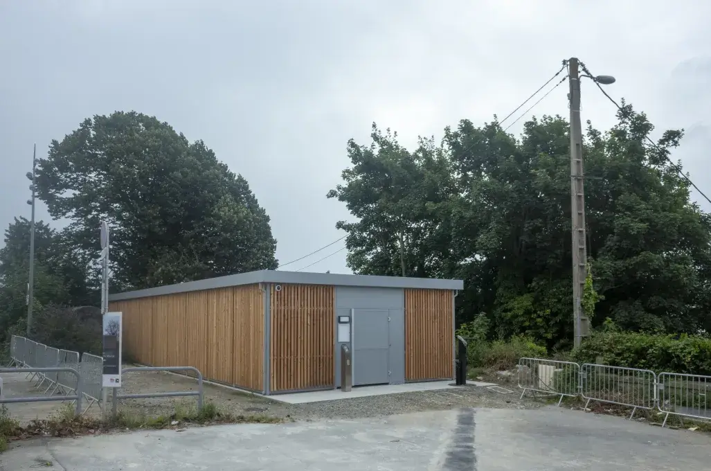 L'extérieur d'un parking vélos.