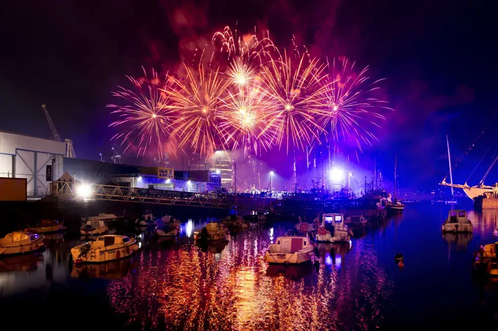 Feu d'artifice au dessus des bateaux