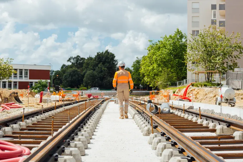 Un travailleur sur le chantier du tram 