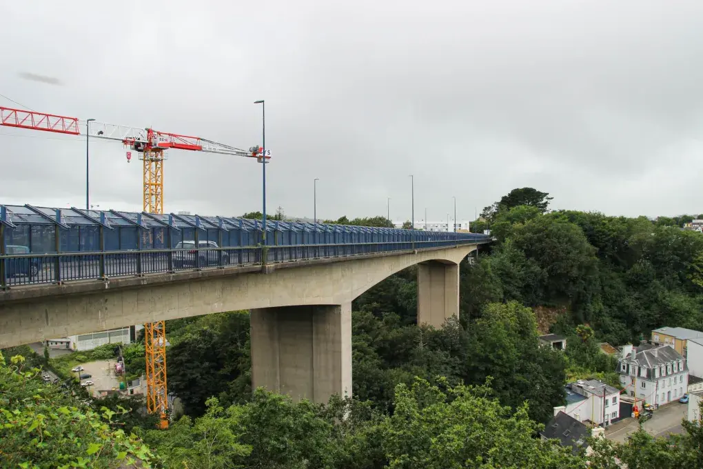 le pont Robert Schuman et des maisons en dessous