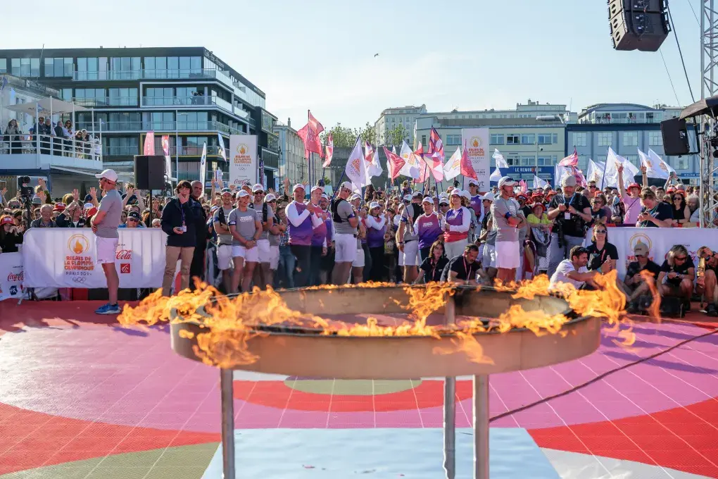 Un chaudron dans lequel brûle la flamme olympique.