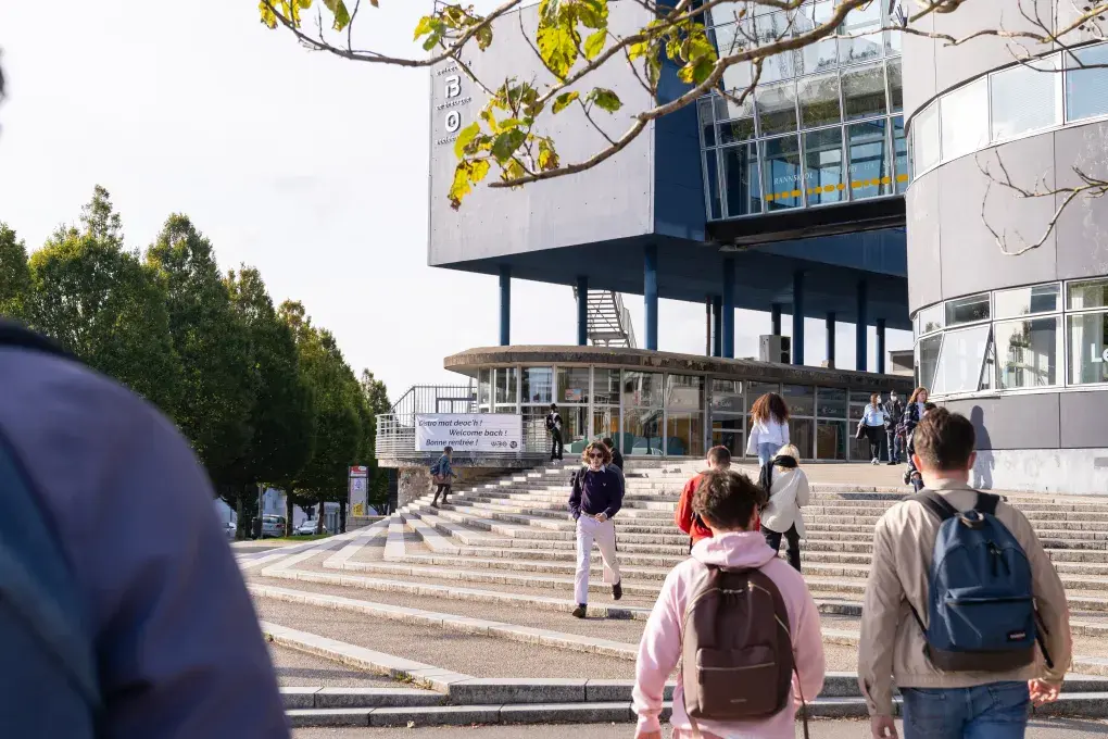 Des étudiants se rendent à l'université.