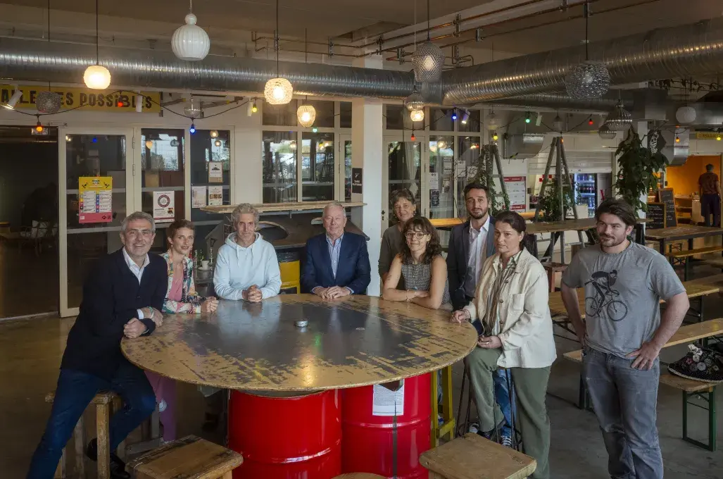 Plusieurs personnes autour d'une table. 