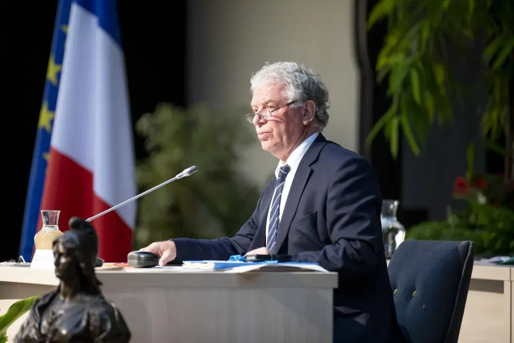 Un homme parle au micro.