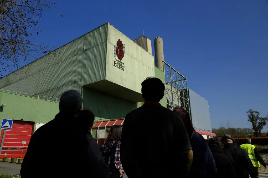 Un bâtiment et deux silhouettes devant