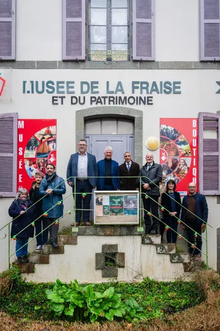 Plusieurs personnes devant un bâtiment.