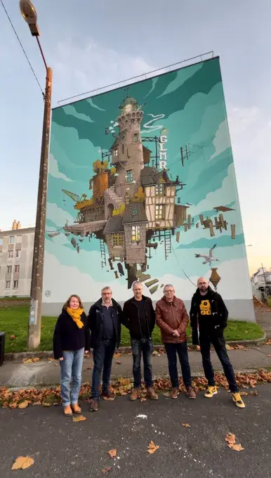 Cinq personnes devant le mur peint d'un immeuble.